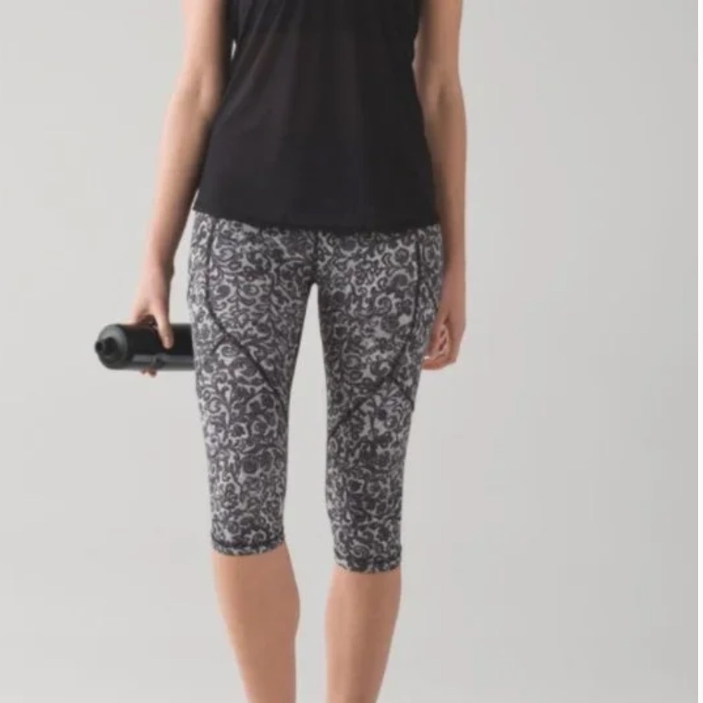Lululemon Outrun 17"‎ Crop Leggings Black Mesh Pockets Women’s Size 4 EUC